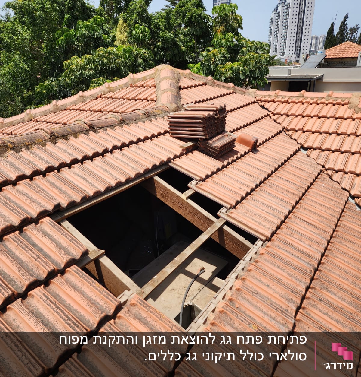 גג רעפים עם חור, ערימת רעפים בצד